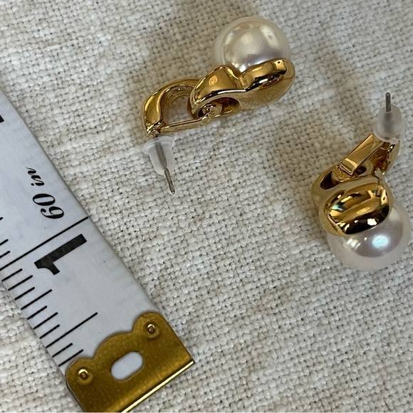 80’s 90’s Style Gold Tone and Faux Pearl Earrings - Picture 5 of 5